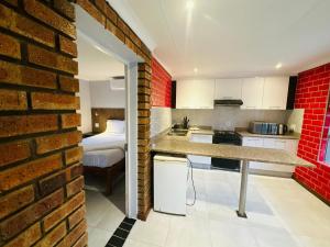 Køkken eller tekøkken på Siyaya’s Guest Palace