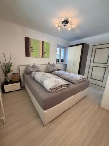 een slaapkamer met een groot bed in een kamer bij Appartement Sammer in Piesendorf