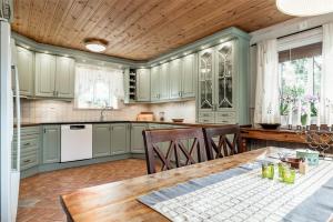 Køkken eller tekøkken på Luxurious Log House - Gränsfors 354