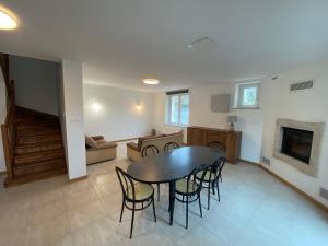 ein Esszimmer und ein Wohnzimmer mit Tisch und Stühlen in der Unterkunft maison entière village paisible in Oriocourt