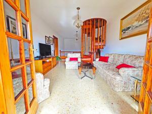 ein Wohnzimmer mit Sofa und Fernseher in der Unterkunft Pension Casa Esperanza in Teror
