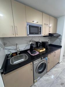 una piccola cucina con lavello e microonde di Selena bay hurghada a Hurghada