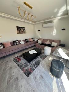 un soggiorno con un divano e un tavolo di Selena bay hurghada a Hurghada Altre 34 foto