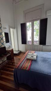 une chambre avec un lit, un bureau et des fenêtres dans l'établissement 06 Soho Suites, à Buenos Aires