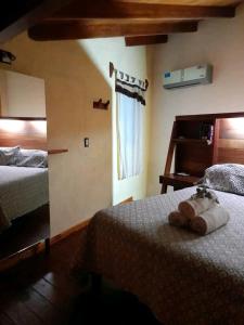 ein Hotelzimmer mit zwei Betten und einem Fenster in der Unterkunft Tere & Tino Cabañas in Río Ceballos