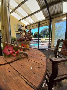 ein Holztisch auf einer Veranda mit in der Unterkunft Tere & Tino Cabañas in Río Ceballos