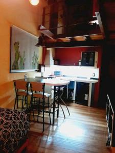 ein Esszimmer mit einem Tisch und Stühlen in einem Raum in der Unterkunft Tere & Tino Cabañas in Río Ceballos