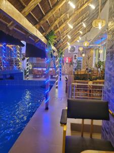 Bazén v ubytování TOUR EIFFEL HoTEL BENIN nebo v jeho okolí