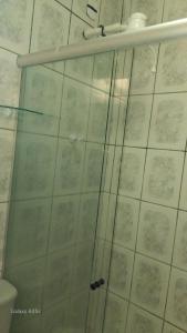een douche met een glazen deur in een badkamer bij Pousada praia avenida in Maceió +29 foto's