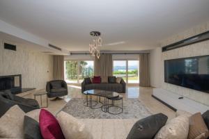 een woonkamer met een bank en een tafel bij BEACH FRONT SUPER VİLLA Boss 1 in Bodrum City
