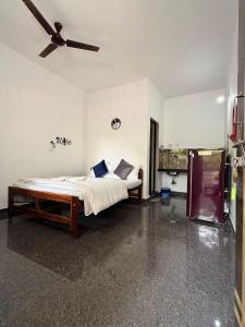 Giường trong phòng chung tại Subha Guest House, Travellers,bagpackers