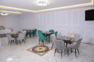 una sala da pranzo con tavoli e sedie e una TV a schermo piatto di Ethiopian, Addis Ababa ad Addis Abeba Altre 10 foto