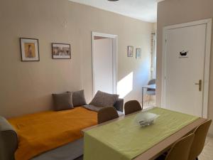 een slaapkamer met een bed en een tafel met stoelen bij Feels like home 2 in Maniákoi