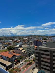 een uitzicht over een stad met een straat bij Studio vista panorâmica completo in Macaé