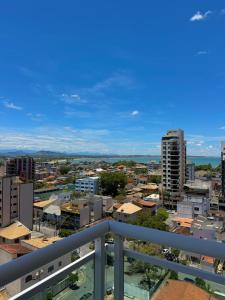 una vista di una città da un balcone di Studio vista panorâmica completo a Macaé