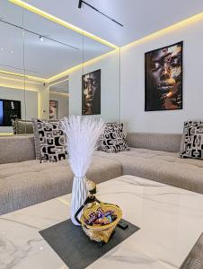 een woonkamer met banken en een vaas op een tafel bij EliteStay by Al Amir in Cabo Negro