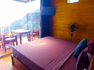 une chambre avec un lit et un balcon avec une table dans l'établissement Ella Camelot, à Ella