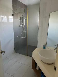 Et badeværelse på Crest Residency