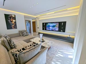 een woonkamer met een bank en een tv bij EliteStay by Al Amir in Cabo Negro