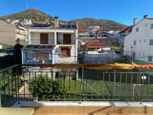 een balkon met uitzicht op de stad bij Feels like home 2 in Maniákoi