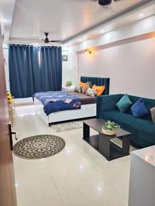 een woonkamer met een bank en een tafel bij Dristy homez in Noida