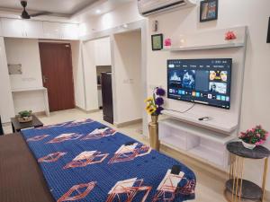 een woonkamer met een flatscreen-tv aan de muur bij Dristy homez in Noida