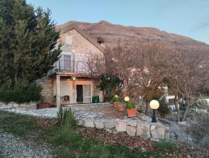 een huis met een berg op de achtergrond bij Cliff House in Budva +23 foto's