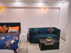 een woonkamer met een bank en een tafel bij Dristy homez in Noida +1 foto