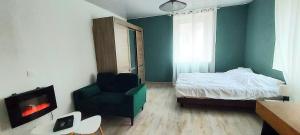 En eller flere senge i et værelse på Les Bulles, Studio Balneo