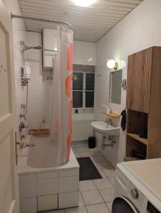 Phòng tắm tại Stylish Old Town Apartment with Infrared Sauna