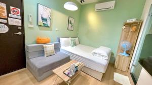 Postel nebo postele na pokoji v ubytování 竹南橘子民宿