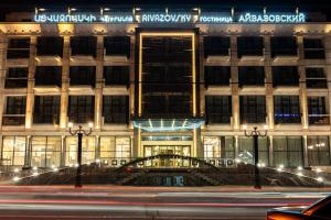 ein Gebäude bei Nacht mit einer Straße davor in der Unterkunft Aivazovsky Congress Hotel & Spa in Gjumri