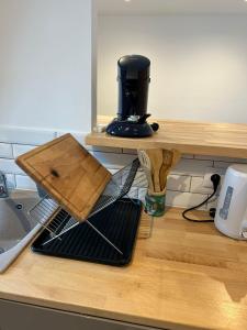 een droogrek op een aanrecht in een keuken bij Le Naval - Confort Familial in Saint-Nazaire