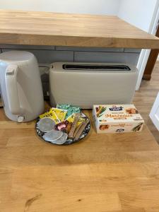 een bord met eten op de grond naast een toonbank bij Le Naval - Confort Familial in Saint-Nazaire