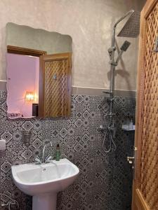 een badkamer met een wastafel en een douche bij Riad Privatisé- Riad Dar Farida in Marrakesh