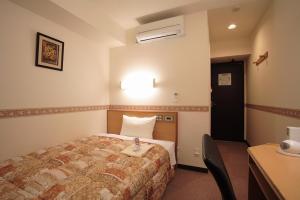 A bed or beds in a room at Life Inn Katsuta Station West