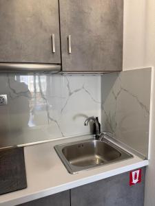 een keuken met een spoelbak en een aanrecht bij The Cozy Cine-Hub in Serres +22 foto's