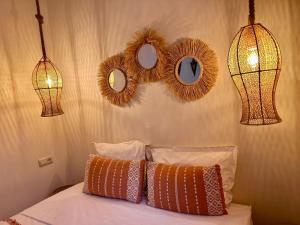 een slaapkamer met 2 spiegels aan de muur en een bed bij Riad Privatisé- Riad Dar Farida in Marrakesh +37 foto's