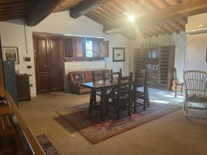 科尔托纳BORGO IN SAN ANGELO的带餐桌和椅子的客厅