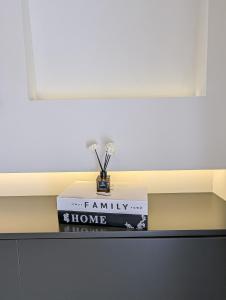 een doos op een toonbank met een bordje van een gezinswoning erop bij EliteStay by Al Amir in Cabo Negro