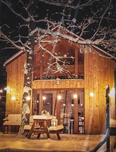 een houten gebouw met een picknicktafel in de sneeuw bij Physio House Sokolik in Komarno