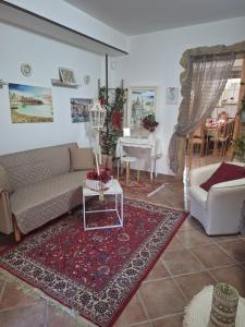 un salon avec un canapé et une table dans l'établissement Casa Giulia, à Monopoli