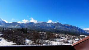 een uitzicht op een bergketen met sneeuw erop bij Mountainview Apartment Ski, Spa & Thermal in Bansko