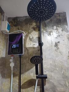 eine Uhr und ein Ventilator neben einer Wand in der Unterkunft BP family room 4 in Ko Mak