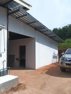 eine Garage mit einem davor geparkt in der Unterkunft BP family room 4 in Ko Mak