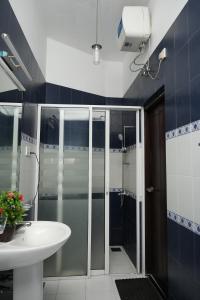 een badkamer met een douche en een wastafel bij Singha Residences Thalawathugoda in Nikawatawana +25 foto's