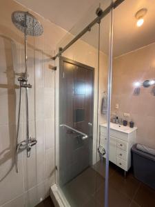 eine Dusche mit Glastür im Badezimmer in der Unterkunft Quiet Haven Terrace with BBQ Hammock in Vilcabamba + 36 Fotos