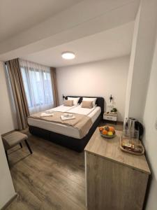 een slaapkamer met een bed en een fruitschaal op een tafel bij Карина - къща за гости in Ognyanovo