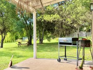 un barbecue posizionato su un patio in un parco di Casa Los Talas La Cumbre Argentina a La Cumbre