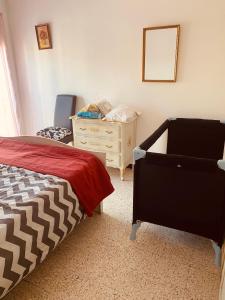 een slaapkamer met een bed, een dressoir en een stoel bij 200m de la plage ,3mn du port à 50m du centre ville in Carry-le-Rouet +22 foto's